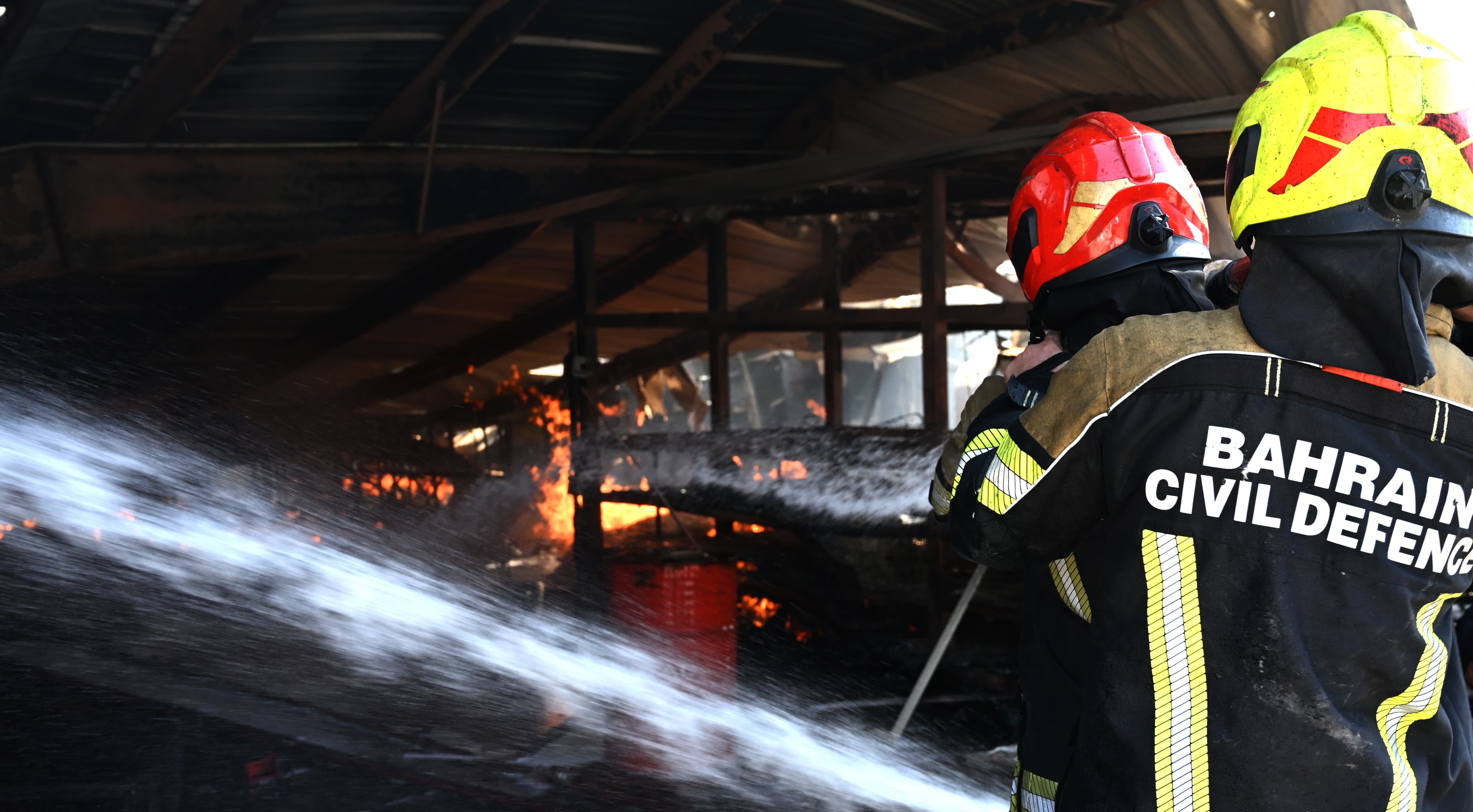 الدفاع المدني يخمد حريقاً اندلع في مستودع بمنطقة سلماباد<